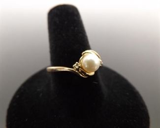 10k Yellow Gold Pearl and Diamond Accented Ring Size 9.25
