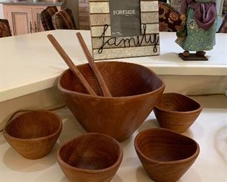 Large wooden bowl and 4 salad bowls