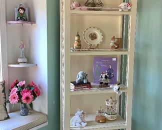 Lovely and elegant Display cabinet