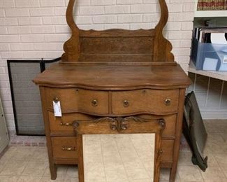 #37		oak antique dresser w 4 drawers and mirror 44x20x33 mirror 36x36	 $175.00 
