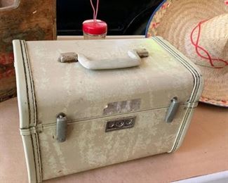 #82		vintage cosmetic white case 	 $20.00 
