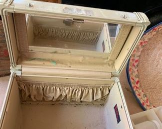 #82		vintage cosmetic white case 	 $20.00 
