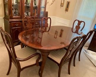 #4 Universal furniture dining table w 6 chairs and 2 leaves 64-92x42x29 $275.00