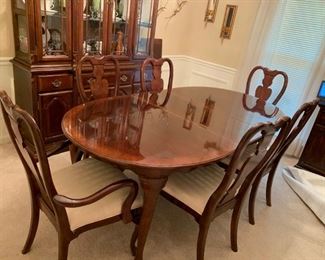 #4		Universal furniture dining table w 6 chairs and 2 leaves 64-92x42x29	 $275.00 
