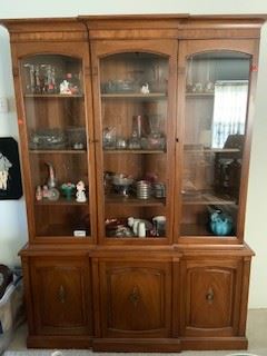 beautiful hutch in mint condition