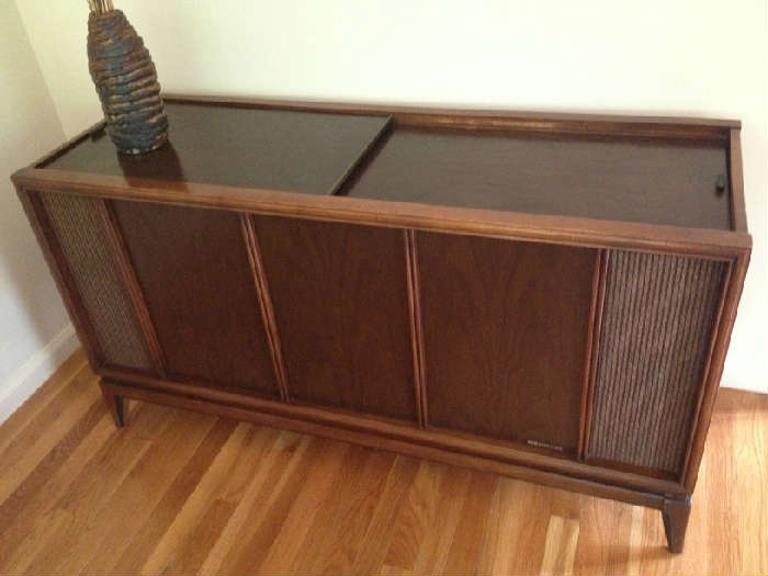 Magnavox Stereo/Turntable Cabinet