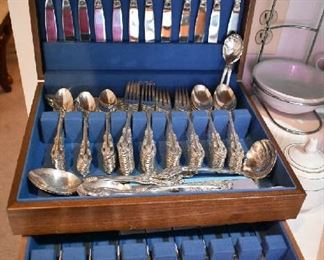 FLATWARE SET