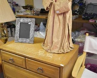 DRESSER