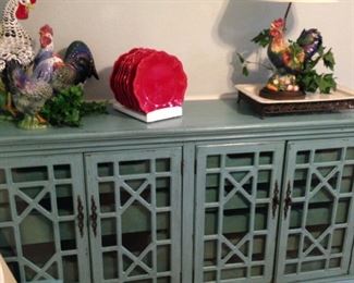 Good-looking four-door server with geometric front designs