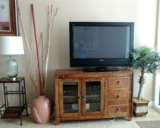 WOODEN ENTERTAINMENT CABINET, FLAT SCREEN TV, LAMP AND DECOR