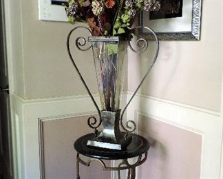 ROUND METAL SIDE TABLE AND FLORAL ARRANGEMENT IN GLASS AND METAL VASE