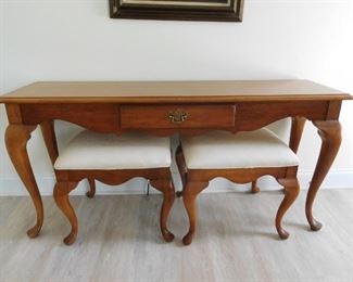 Thomasville Entry or Sofa Table With 2 Stools