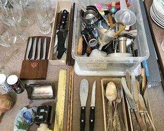 Set of Gerber knives in wood case; kitchen and household accessories.