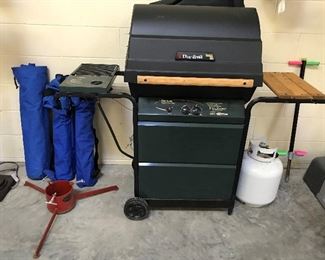 Char-Broil Masterflame propane charcoal grill.