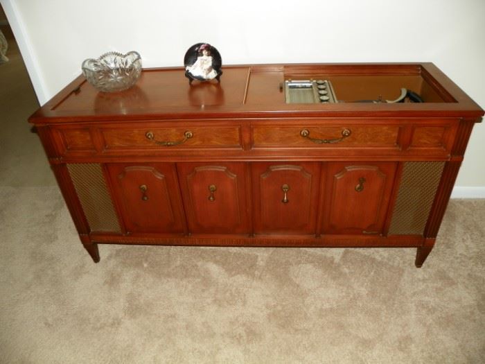 Magnavox stereo with turntable