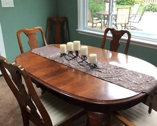 Dining room table with leaf and 8 chairs