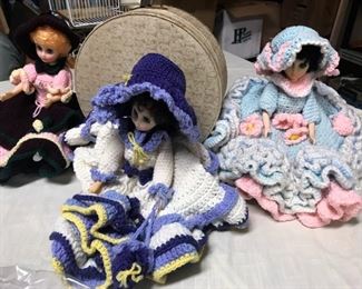 Vintage round suitcase, a few more of the dolls