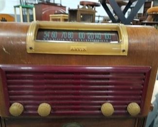 Antique wood & bakelite Arvin radio phonograph model 151-TC (no cord)