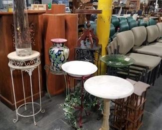 Assorted stands, pedestals & accent tables