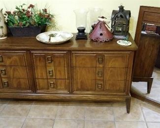 Vintage 9-Drawer Dresser