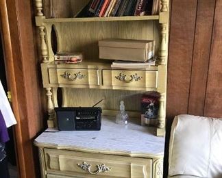 GIRLS HUTCH: H74 xW30 xD19.  Has matching separate 2 drawer side table.