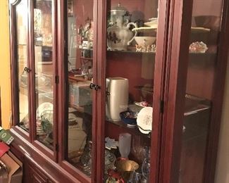 China cabinet/breakfront