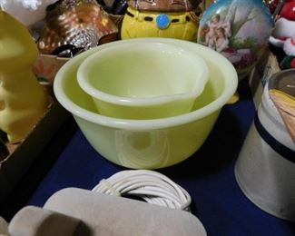 Vintage mixing bowls