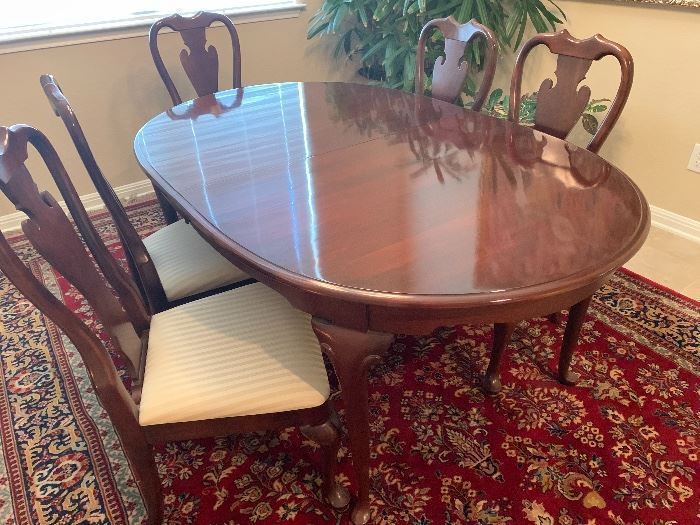 Cherry Dinning Room Table With Two Leaves And Six Chairs