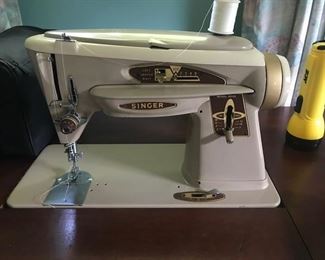 SINGER SEWING MACHINE WITH CABINET