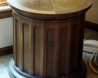 Barrel Shaped End Table With Storage Cabinet, 21" x 21" x 21"