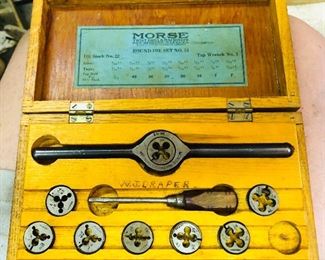 Vintage Morse round die set in wooden fitted case