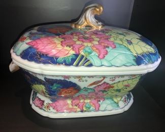 Look at the sweet handle on the lid!