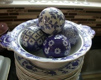 Meissen China bowl w/4 orbs