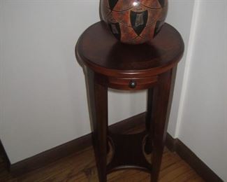OVAL TABLE WITH PULL OUT TRAY