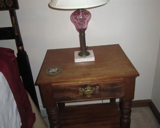 PAIR OF CRANBERRY LAMPS AND SIDE TABLE
