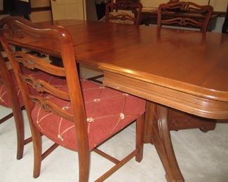 ANTIQUE EASTLAKE PEDESTAL TABLE AND 4 CHAIRS