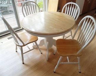 Round white solid wood kitchen table set with four chairs and a leaf in great condition!