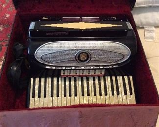 Accordion
Fratelli Carlono
Super nice condition 
Comes with red velvet lined case