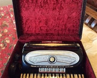 Accordion
Fratelli Carlono
Super nice condition 
Comes with red velvet lined case