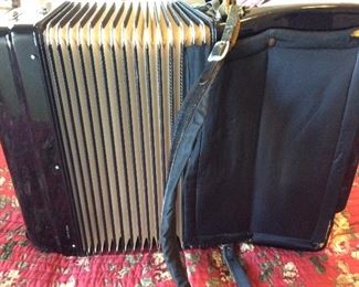 Accordion
Fratelli Carlono
Super nice condition 
Comes with red velvet lined case