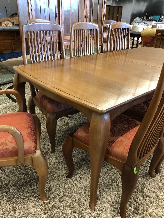 Louis Fry (Texas) Black Walnut Cabriole Extending Dining Dining Table with beautiful flowing lines and hand sculpted cabriole legs. The table extends from seven feet in length to ten feet with the addition of two leaves. 