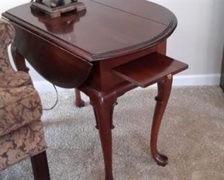 Drop leaf Queen Anne side table/end table