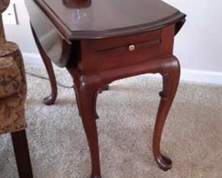 Drop leaf Queen Anne side table/end table
