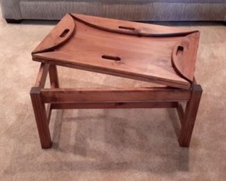 Butler table in pine with removable tray