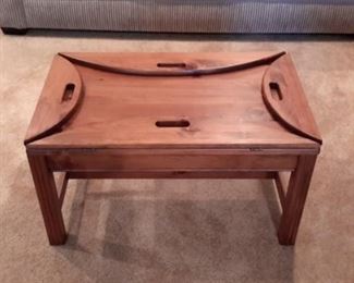 Butler table in pine with removable tray
