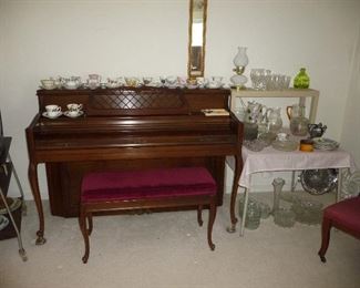 piano / more dishes and glass