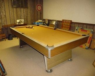 pool table / GAMES / sewing machine