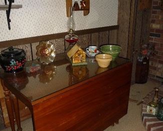 pull out table / carnival vases / pottery