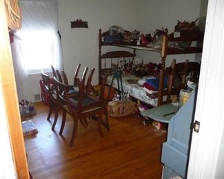 bunk beds / set of 4 heavy duty dinning room chairs