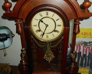 Chiming mantle clock
